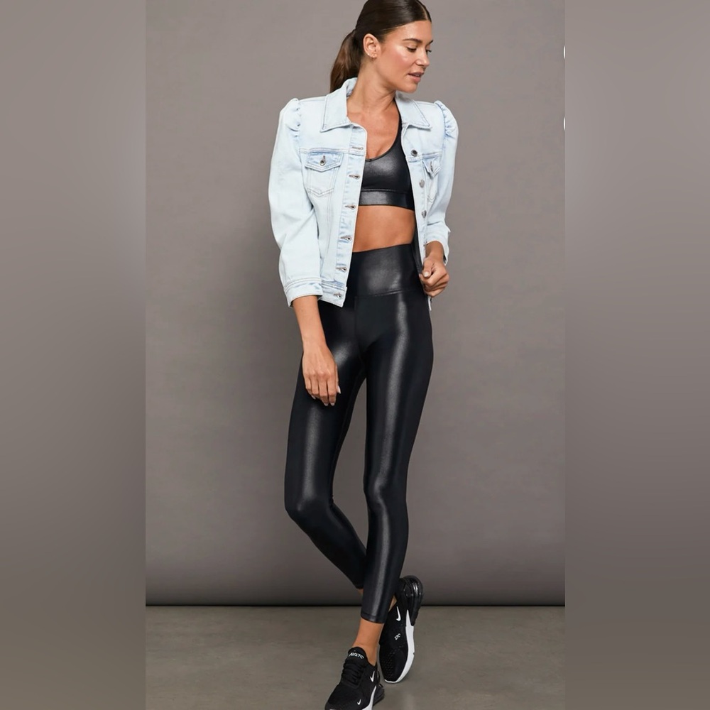 Carbon38 leggings in Tamara Shine. Black. Size small